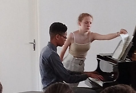Pianiste et tourneuse de page en concert