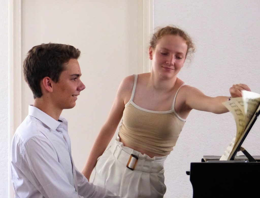 Deux stagiaires au piano